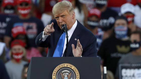 Дональд Трамп у трибуны Дональд Трамп у трибуны