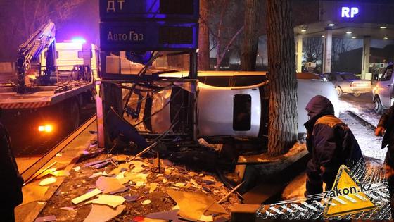 Автомобиль врезался в стелу АЗС Автомобиль врезался в стелу АЗС