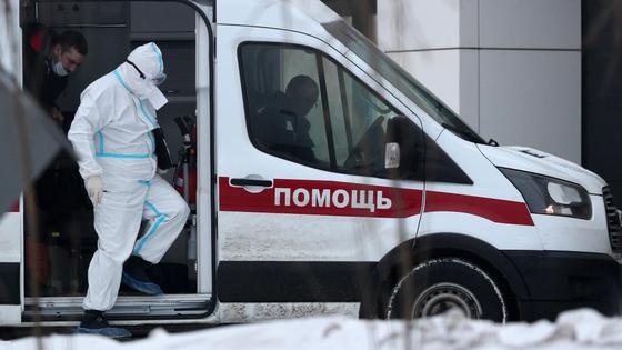 Врач выходит из машины скорой помощи Врач выходит из машины скорой помощи