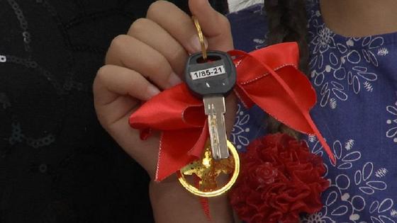 Девочка держит в руке ключ Девочка держит в руке ключ