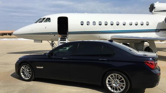 автомобиль стоит рядом с самолетом автомобиль стоит рядом с самолетом