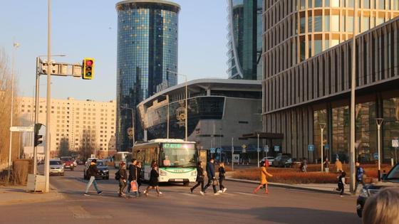 Люди переходят дорогу в Нур-Султане Люди переходят дорогу в Нур-Султане