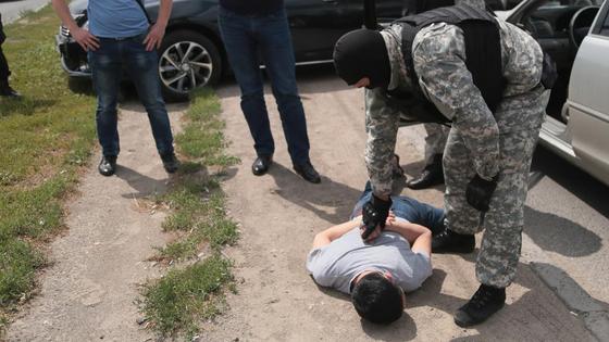боец спецназа проверяет лежащего на земле задержанного боец спецназа проверяет лежащего на земле задержанного