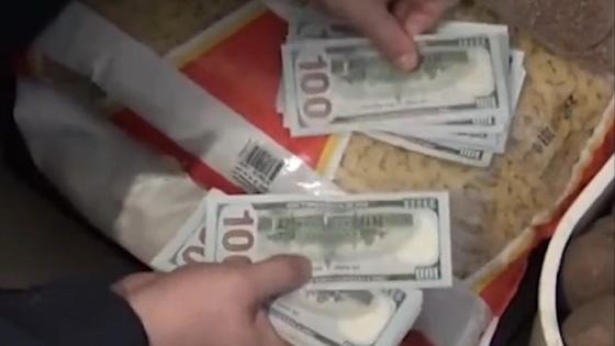 Человек считает доллары Человек считает доллары