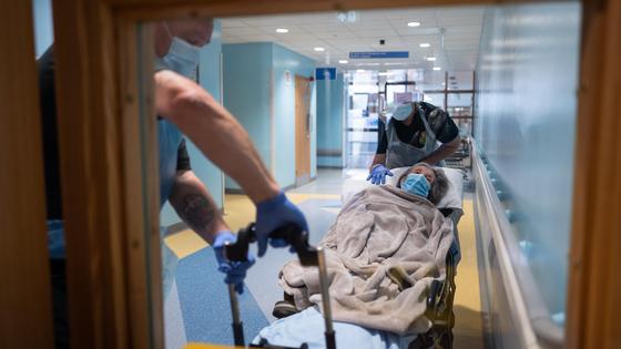 Пациента везут в палату Пациента везут в палату