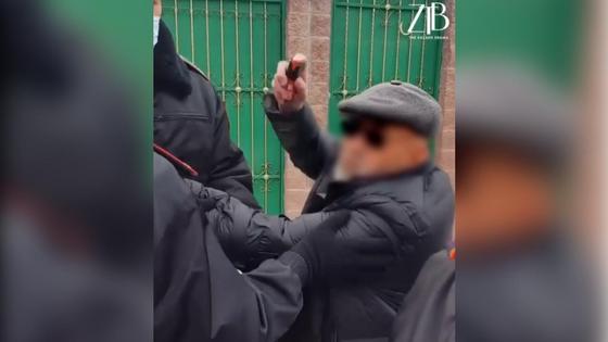 Пожилой мужчина направляет перцовый баллончик в сторону полицейского Пожилой мужчина направляет перцовый баллончик в сторону полицейского