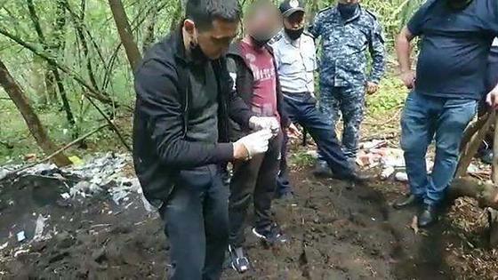 Подозреваемый стоит с группой дознавателей Подозреваемый стоит с группой дознавателей