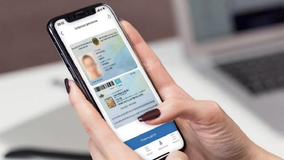 Женщина держит в руках телефон Женщина держит в руках телефон