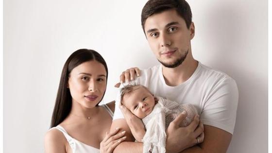 Луина жолдасы мен ұлымен Луина жолдасы мен ұлымен