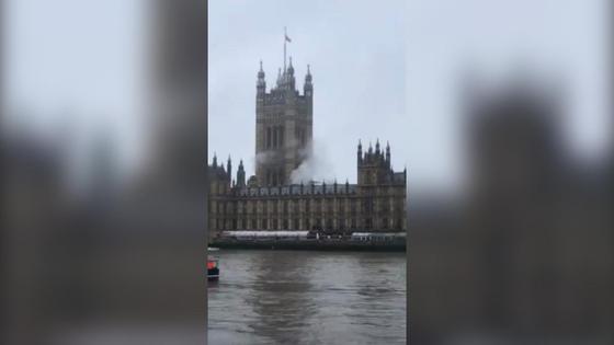 Дым стелется над Вестминстерским дворцом Дым стелется над Вестминстерским дворцом