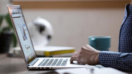 Мужчина работает за ноутбуком Мужчина работает за ноутбуком