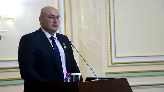 Владимир Чепель микрофон алдында Владимир Чепель микрофон алдында