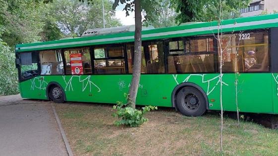Автобус попал в аварию Автобус попал в аварию