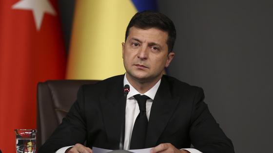 Владимир Зеленский перед микрофоном Владимир Зеленский перед микрофоном