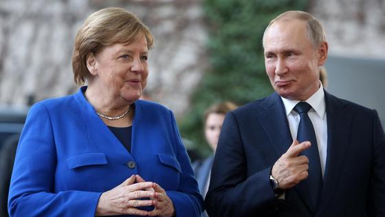 Ангела Меркель и Владимир Путин Ангела Меркель и Владимир Путин