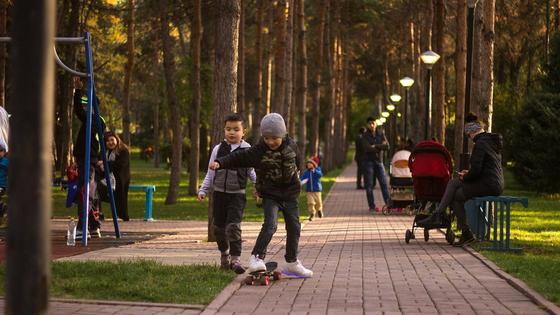 Люди гуляют в парке Люди гуляют в парке