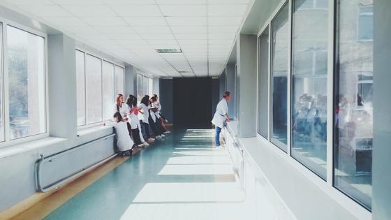 Врачи стоят в холле в больнице Врачи стоят в холле в больнице