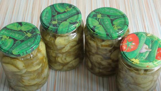 Банки с салатом из огурцов Банки с салатом из огурцов