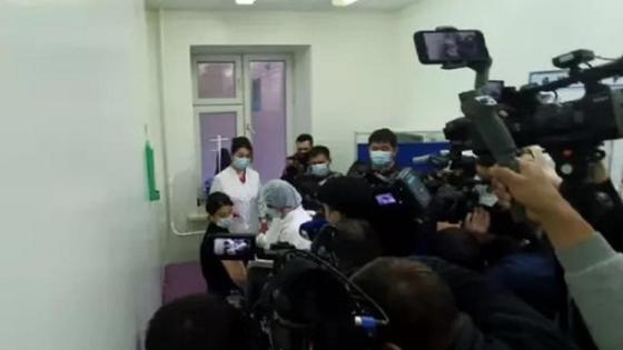 Денсаулық сақтау вице-министріне екпе салу сәті Денсаулық сақтау вице-министріне екпе салу сәті