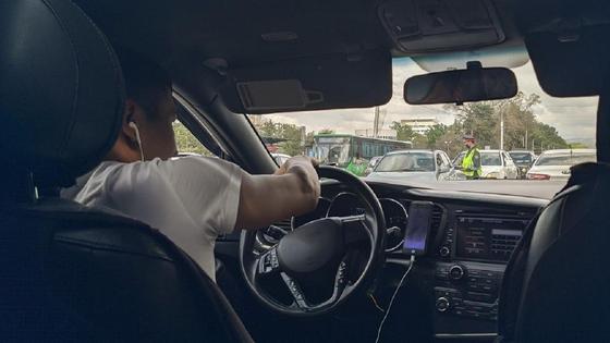 парень в наушниках сидит за рулем машины парень в наушниках сидит за рулем машины