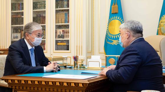 Касым-Жомарт Токаев и Крымбек Кушербаев сидят за столом Касым-Жомарт Токаев и Крымбек Кушербаев сидят за столом