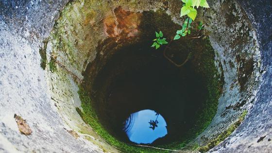 Вода на дне глубокого колодца Вода на дне глубокого колодца