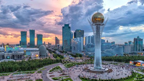 Монумент "Байтерек" в Нур-Султане Монумент "Байтерек" в Нур-Султане