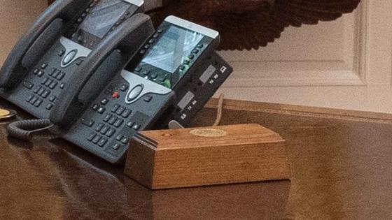 Кнопка на столе Трампа Кнопка на столе Трампа