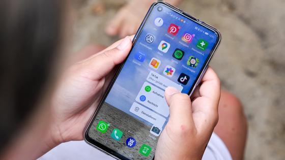 Девушка держит смартфон в руках Девушка держит смартфон в руках