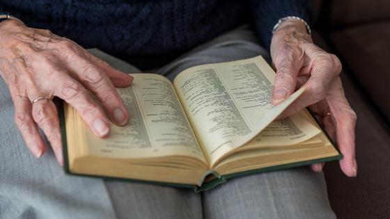 пожилой мужчина читает книгу пожилой мужчина читает книгу