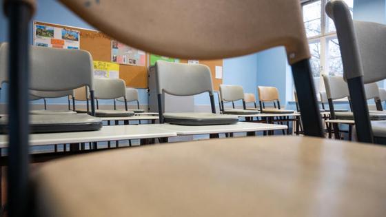 Стулья стоят на партах в классе Стулья стоят на партах в классе