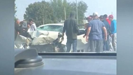 люди вокруг разбитого авто люди вокруг разбитого авто