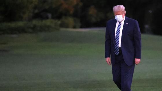 Дональд Трамп идет в маске Дональд Трамп идет в маске