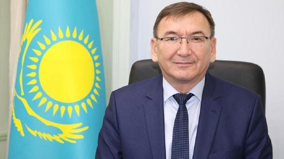 Болатбек Каюпов сидит за столом Болатбек Каюпов сидит за столом