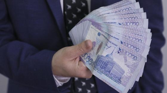 мужчина держит пачку денег в руках мужчина держит пачку денег в руках