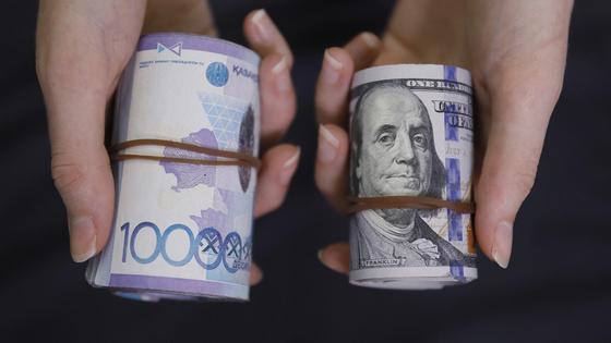 Рулон тенге сравнивают с рулоном долларов Рулон тенге сравнивают с рулоном долларов
