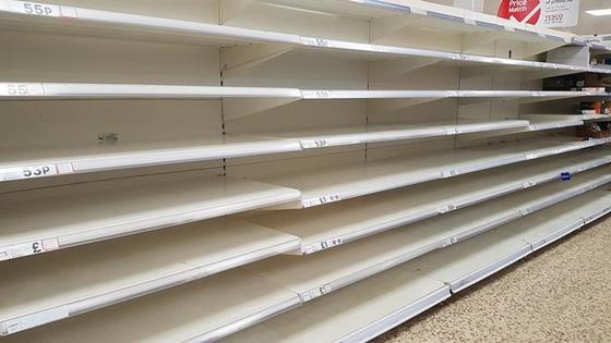 Пустые полки магазина в Великобритании Пустые полки магазина в Великобритании