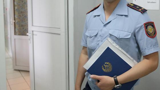 Страж порядка держит папку Страж порядка держит папку
