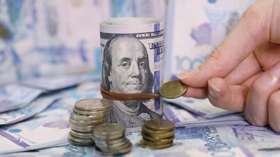 Тенге и доллары на столе Тенге и доллары на столе
