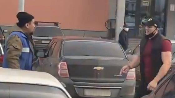 двое мужчин ругаются двое мужчин ругаются