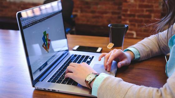 Девушка работает за ноутбуком Девушка работает за ноутбуком