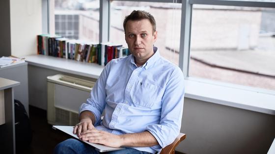 Оппозиционер Алексей Навальный в офисе Оппозиционер Алексей Навальный в офисе