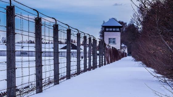 Забор с колючей проволокой в тюрьме Забор с колючей проволокой в тюрьме