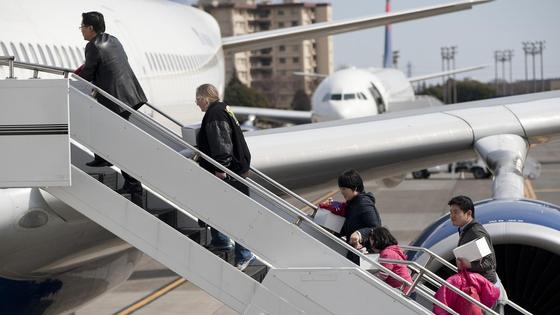 пассажиры заходят в самолет пассажиры заходят в самолет
