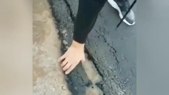 Жители руками подняли асфальт в Карагандинской области Жители руками подняли асфальт в Карагандинской области