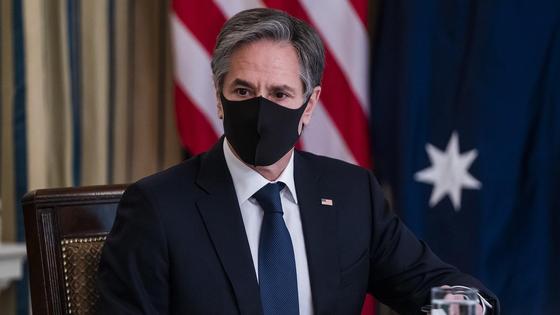Госсекретарь США Энтони Блинкен в маске на фоне флага Госсекретарь США Энтони Блинкен в маске на фоне флага