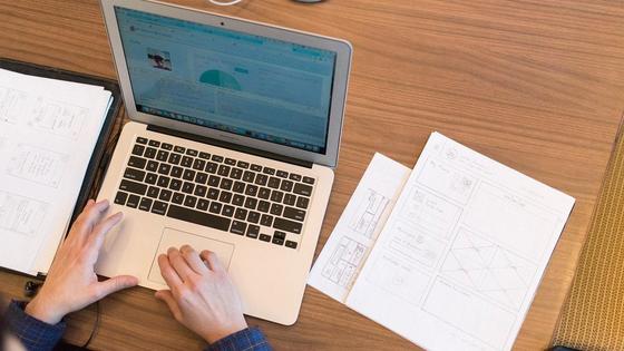 Мужчина работает за ноутбуком Мужчина работает за ноутбуком