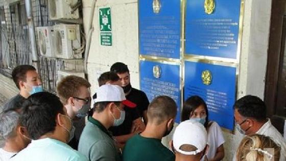 Собралась толпа у здания Собралась толпа у здания