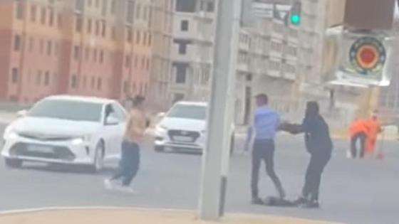 Ақтауда төбелескен қыз бен жігіт видеоға түсіп қалды Ақтауда төбелескен қыз бен жігіт видеоға түсіп қалды