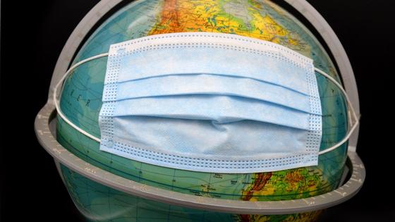 Глобус в медицинской маске Глобус в медицинской маске